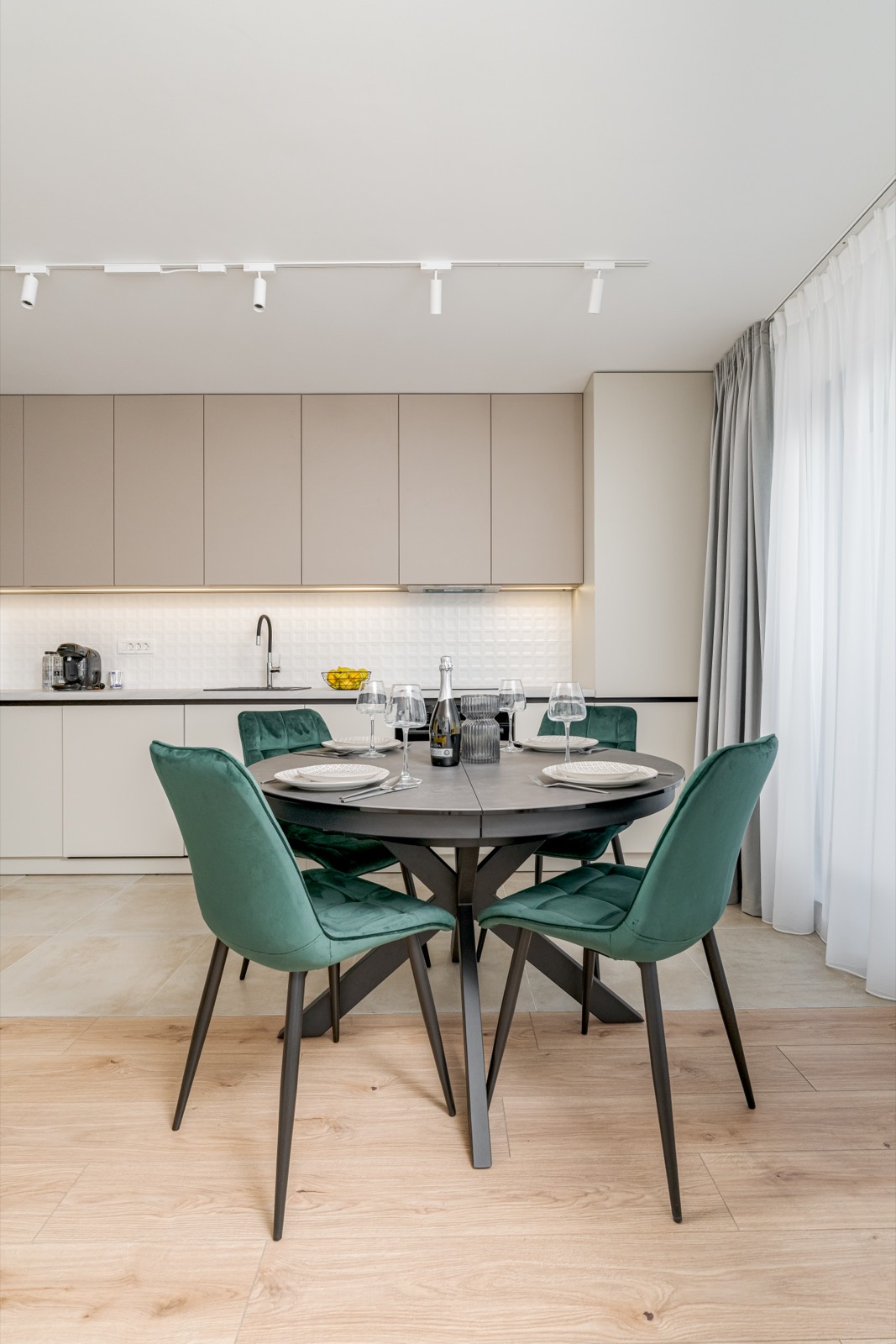 Dining în apartamentul model – Avrig Park Residence (fotografie reală)